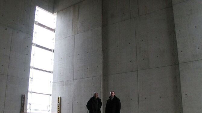 Beeindruckender Kirchenraum: Architekt Thomas Bamberg (links) und Marco Allmendinger, Gemeindevorsteher der Undinger neuapostoli