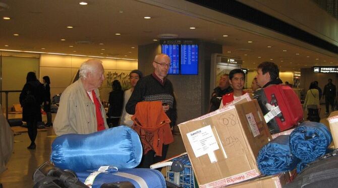 Ankunft in Tokio mit Sack und Pack: Bernd Domres, Dieter Hägele, Kontaktmann in Japan, sowie Koordinator Sokoshi Machii. FOTO: D