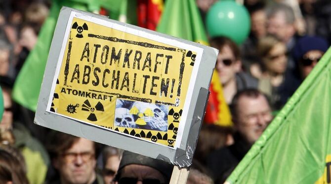Mehrere tausend Menschen haben in ganz Deutschland für den sofortigen Ausstieg aus der Atomkraft demonstriert. FOTO: AP
