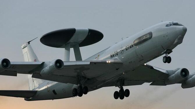 Ein AWACS-Aufklärungsflugzeug der NATO startet vom NATO-Fliegerhorst in Geilenkirchen. 