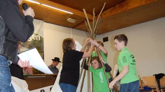 »Wild West«-Wettbewerb beim Musikjugendtreff in Mägerkingen: Teilnehmer aus sechs Jugendensembles maßen sich im Tipi-Bauen.