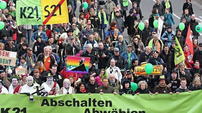 Auf dem Stuttgarter Schlossplatz demonstrierten am Wochenende wieder zahlreiche Menschen gegen das milliardenschwere Bahnproj