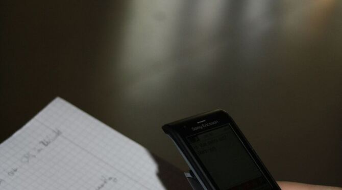 Von Lehrern nicht gern gesehen, von Schülern geliebt: SMS im Unterricht. FOTO: SCHNEIDER