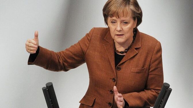 Bundeskanzlerin Angela Merkel (CDU) gibt im Deutschen Bundestag eine Regierungserklaerung zum Europaeischen Rat in Bruessel ab.