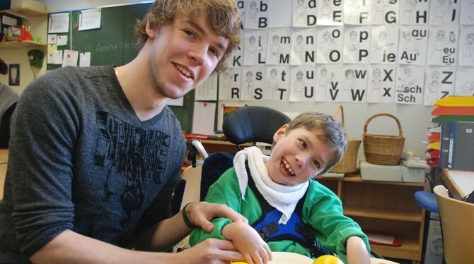 Florian Eckardt (19) macht ein Freiwilliges Soziales Jahr in der Mariaberger Sonderschule und bringt Pierre Seidel (10) bei, Ora