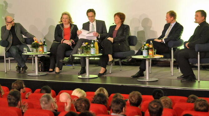 Auf dem Podium im Planie-Kinocenter diskutierten (von links): Vassilis Tsianos, Eva Marie Haberfellner, Normen Odenthal, Ursula Schwarzenbart, Christian Lindner und Thomas Renz.GEA-Verleger Valdo Lehari jr. (zweiter von rechts) und Ottmar Schneck - Dekan der ESB Business School (vierter von rechts) - empfingen die illustre Gäste-Runde im Service-Center des Reutlinger General-Anzeigers am Burgplatz. FOTOS: NIETHAMMER