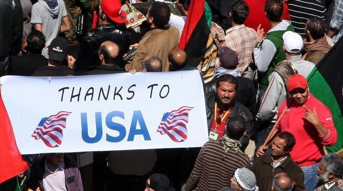 »Dank an die USA«: Aufständische in Bengasi halten nach dem Freitagsgebet ein Plakat.