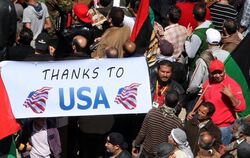 «Dank an die USA»: Aufständische in Bengasi halten nach dem Freitagsgebet ein Plakat.