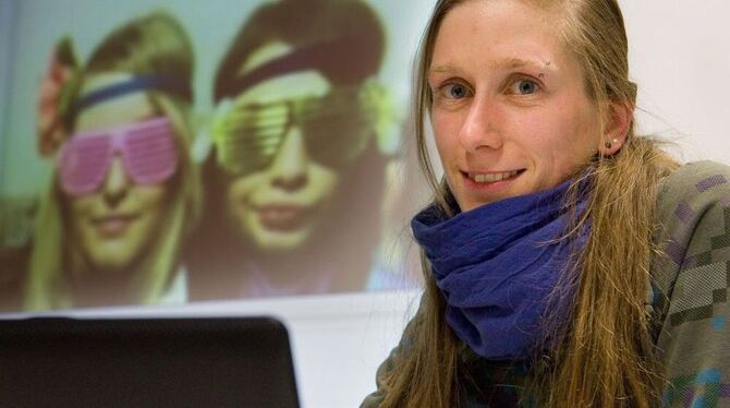 Die Pädagogin Christiane Bollig zeigt einen Film, den Deri und Nadi selbst gedreht haben. Die Pädagogin Christiane Bollig zeigt einen Film, den Deri und Nadi selbst gedreht haben.