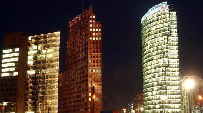 Büro-Hochhäuser am Potsdamer Platz: Um 20.30 Uhr heißt es - »Licht aus!«. (Archiv- und Symbolbild)