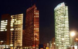 Büro-Hochhäuser am Potsdamer Platz: Um 20.30 Uhr heißt es - «Licht aus!». (Archiv- und Symbolbild)