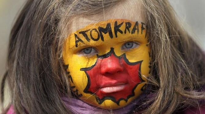 Eine junge Atomkraftgegnerin demonstriert in Hamburg für die sofortige Abschaltung der Atomkraftwerke.