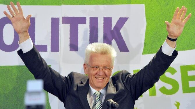 Wahlsieger Winfried Kretschmann jubelt gemeinsam mit seinen Anhängern im Landtag.