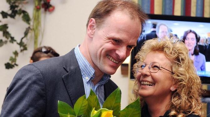 Blumen für den neuen Landtagsabgeordneten der Grünen im Wahlkreis Reutlingen: Bundestagsabgeordnete Beate Müller-Gemmeke gratuli Blumen für den neuen Landtagsabgeordneten der Grünen im Wahlkreis Reutlingen: Bundestagsabgeordnete Beate Müller-Gemmeke gratuli