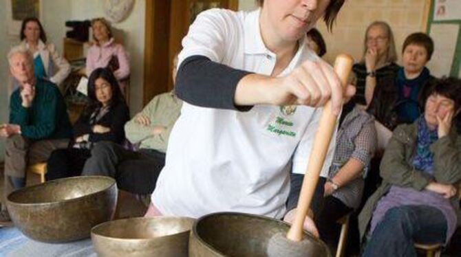 Heilpraktikerin Maria Margarita führt eine Klangschalenmassage vor.  FOTO: SCHREIER