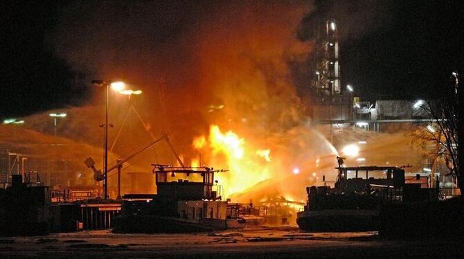 Im Hafen der BP-Erdöl-Raffinerie in Lingen steht ein Tanker in Flammen.