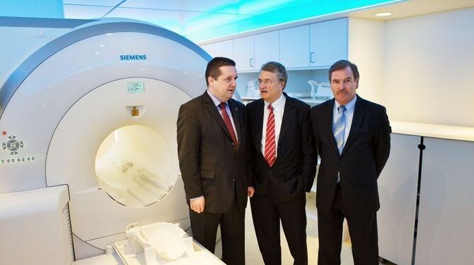 Wenn drei in die Röhre schauen (von links): Ministerpräsident Stefan Mappus mit den Professoren der Uniklinik Claus Claussen und Wenn drei in die Röhre schauen (von links): Ministerpräsident Stefan Mappus mit den Professoren der Uniklinik Claus Claussen und
