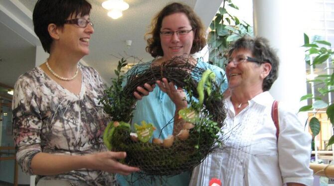 Margrit Vollmer-Herrmann, links, mit Azubi Erika Montag und Mitarbeiterin Erika Klasen, macht Mut für Pflegeberufe.  FOTO: KUNZE