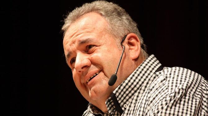 Humorist Winfried Wagner zog in seiner Heimatgemeinde Dettingen alle komischen Register. FOTO: STRÖHLE Humorist Winfried Wagner zog in seiner Heimatgemeinde Dettingen alle komischen Register. FOTO: STRÖHLE