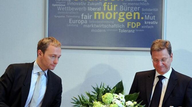 Der Vorsitzende der FDP, Guido Westerwelle (r), und der Generalsekretär der Liberalen, Christian Lindner.