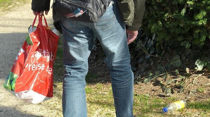 Flaschen sammeln, weil die Rente oder Hartz IV nicht reichen: Immer mehr Menschen verdienen sich mit dem Pfandgut ein kleines Zu