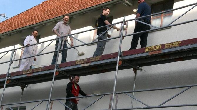 Arbeitseinsatz: Kohlstettens Feuerwehrleute verschönern ihr Gerätehaus. Arbeitseinsatz: Kohlstettens Feuerwehrleute verschönern ihr Gerätehaus.