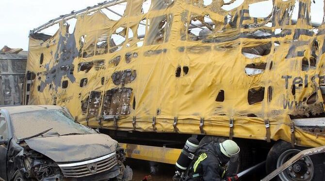 Feuerwehrleute sind auf der Autobahn A19 in der Nähe von Rostock im Einsatz.