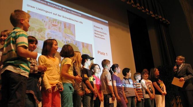 Platz 1 für die Klasse 4a der Uhlandschule Metzingen-Neuhausen. Regierungspräsident Strampfer (rechts) gratuliert. Platz 1 für die Klasse 4a der Uhlandschule Metzingen-Neuhausen. Regierungspräsident Strampfer (rechts) gratuliert.