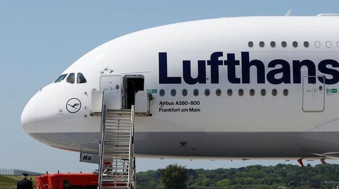 Gegen einen Copiloten der Lufthansa wird ein Strafverfahren wegen Einfuhr von Waffen eröffnet. (Symbolbild)