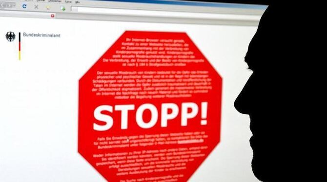 Website des Bundeskriminalamtes mit einem Stoppschild für eine Seite mit kinderpornografischen Inhalten. Anstelle der Sperrun