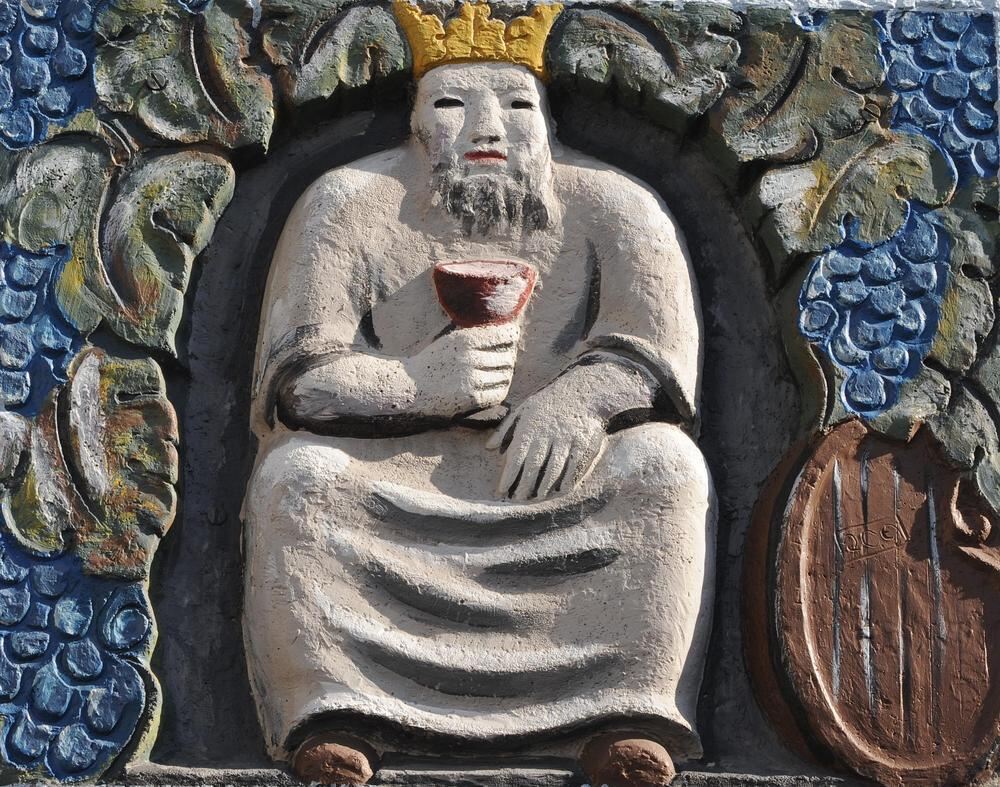 Foto 4: Dieser Wein-König ist das Motiv über dem Eingang zur Gaststätte Gambrinus am Weibermarkt. Foto 4: Dieser Wein-König ist das Motiv über dem Eingang zur Gaststätte Gambrinus am Weibermarkt.