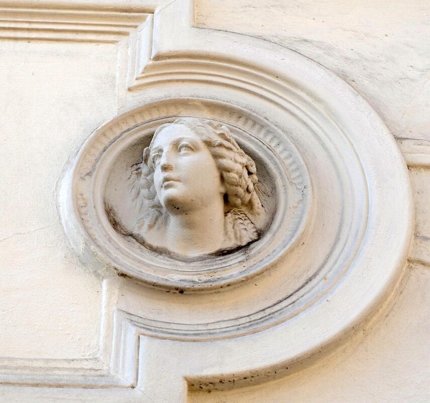 Foto 5: Frauenkopf als Wandmotiv des heutigen Ladengeschäfts Foto Jenner in der Schulstraße 1/Ecke Metzgerstraße. Foto 5: Frauenkopf als Wandmotiv des heutigen Ladengeschäfts Foto Jenner in der Schulstraße 1/Ecke Metzgerstraße.