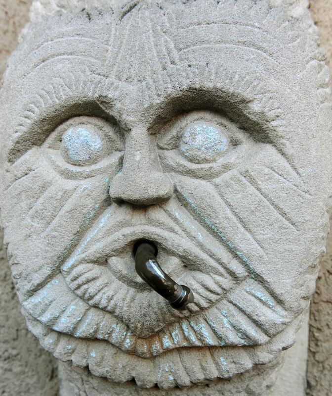Foto 14: Wasserspeier am Spitalbrunnen im Spitalhof neben dem Eingang zum Tonne-Theater.