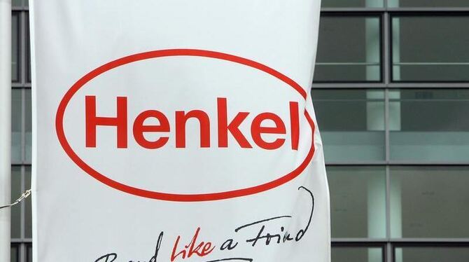 Eine Fahne mit dem Logo der Firma Henkel: Dem Düsseldorfer Konzern erließ die EU-Behörde die Strafe. Grund: Henkel informiert