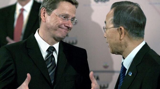 Bundesaußenminister Guido Westerwelle (FDP) und UN-Generalsekretär Ban Ki-Moon unterhalten sich vor der Sitzung der Libyen-Ko