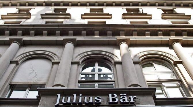 Das Logo der Julius Bär Holding AG über dem Eingang zum Gebäude der Bank in Zürich.