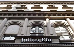 Das Logo der Julius Bär Holding AG über dem Eingang zum Gebäude der Bank in Zürich.
