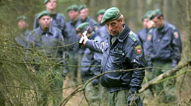 September 2001: Beamte der niedersächsischen Polizei suchen in einem Waldstück im Kreis Cuxhaven nach dem vermissten Dennis.
