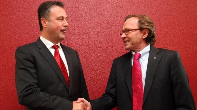 Einigung im Tarifkonflikt: Der Personalvorstand der Deutschen Bahn, Ulrich Weber (r), und der Bundesvorsitzende der GDL, Clau