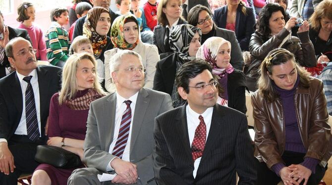 Begrüßt von singenden Schülern der Gerhart-Hauptmann-Schule: der türkische Generalkonsul Mustafa Türker Ari (vorn, rechts) neben Begrüßt von singenden Schülern der Gerhart-Hauptmann-Schule: der türkische Generalkonsul Mustafa Türker Ari (vorn, rechts) neben