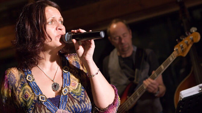 So viele Menschen, so viele Gesichter, so viele Musikstile: Das Honky-Tonk-Festival in Metzingen lockt mit einer großen Bandbreite. Das zieht: Am Samstagabend kamen über 2 700 Musikbegeisterte. FOTO: SCHREIER