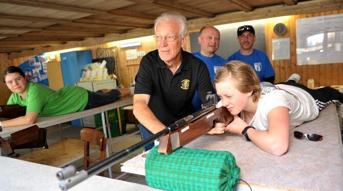 Fritz Pfingsttag von der Betzinger Schützengilde mit einer jungen Schützin. Im Hintergrund von links: Frank Schmid (Abteilungsle