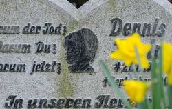 Grabstein des im September 2001 ermordeten neunjährigen Jungen Dennis K.