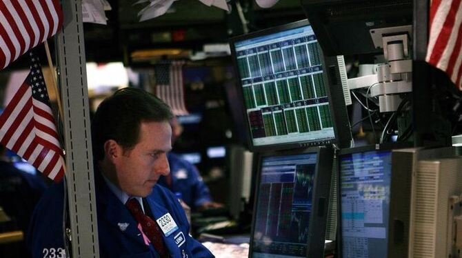 Händler an der New Yorker Börse: Die Ratingagentur S&P hat die Kreditwürdigkeit der Vereinigten Staaten in Zweifel gezogen.