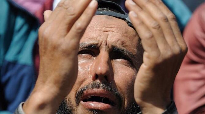 Ein Libyer beim Gebet in der Stadt Bengasi. Die Kämpfe um die Stadt Misurata gehen mit unverminderter Heftigkeit weiter.