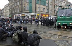 Linke Demonstranten blockieren im Februar 2010 eine Straße in Dresden. Der Verfassungsgerichtshof in Leipzig hat das umstrittene