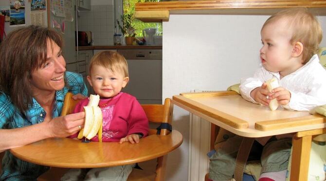 Kleine Zwischenmahlzeit:  Tagesmutter  Monika  Bings  empfindet  ihre  Pflegekinder  Arielle  und Svenja (von links) als echte B