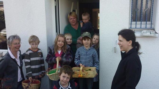 Besuch von Osterhasen: An Kirchentellinsfurter Haustüren läuteten gestern die Grundschüler mit ihren Körbchen, aus denen sie bun