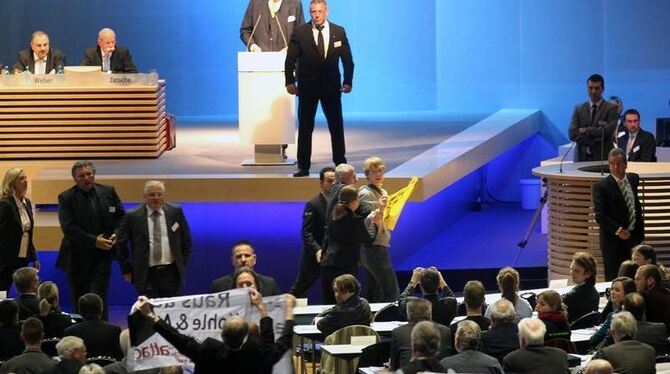 Atomkraftgegner protestieren während der Hauptversammlung der RWE AG in Essen.