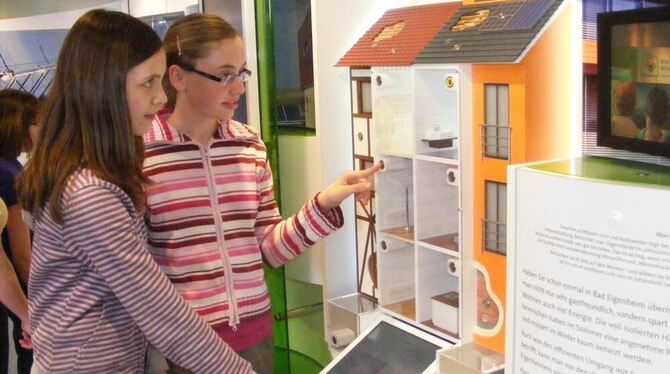 Ausprobieren und das Wissen mit heimnehmen: Zwei Schülerinnen testen Energiesparmöglichkeiten in »Bad Eigenheim«. FOTO: BÖRNER